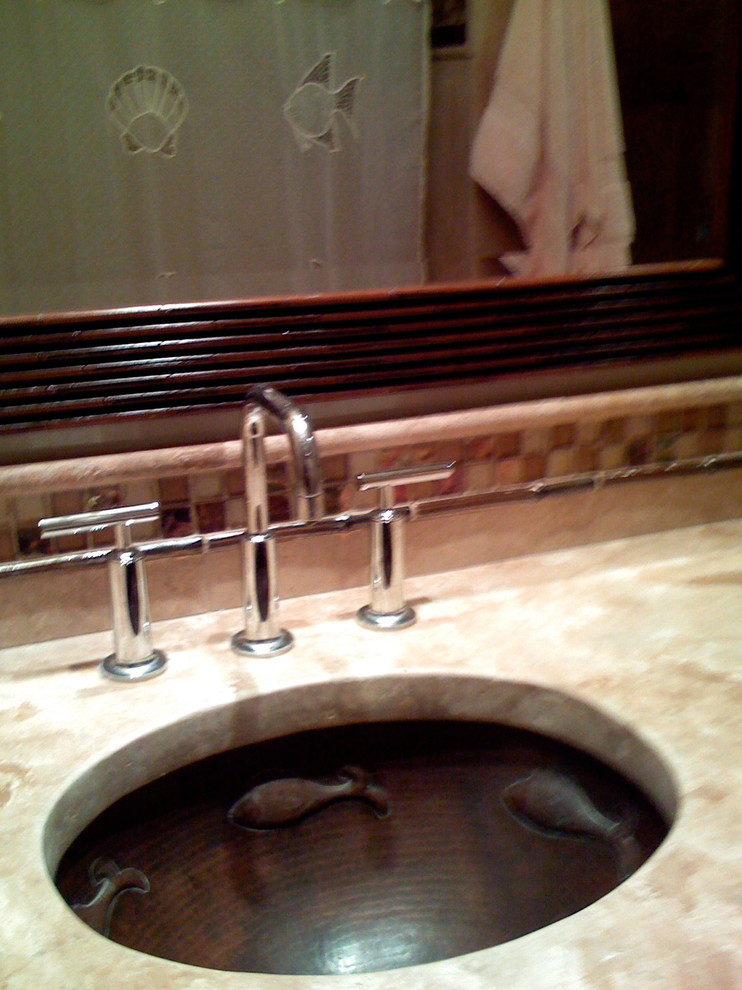 Foto de cuarto de baño rústico de tamaño medio con armarios estilo shaker, combinación de ducha y bañera, baldosas y/o azulejos de vidrio, paredes beige, lavabo bajoencimera, encimera de piedra caliza y bañera empotrada