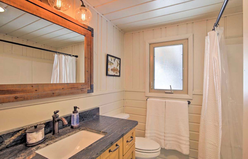 Immagine di una stanza da bagno stile rurale di medie dimensioni con ante con riquadro incassato, ante gialle, WC monopezzo, pareti bianche, pavimento con piastrelle in ceramica, top in quarzo composito, pavimento nero e top grigio