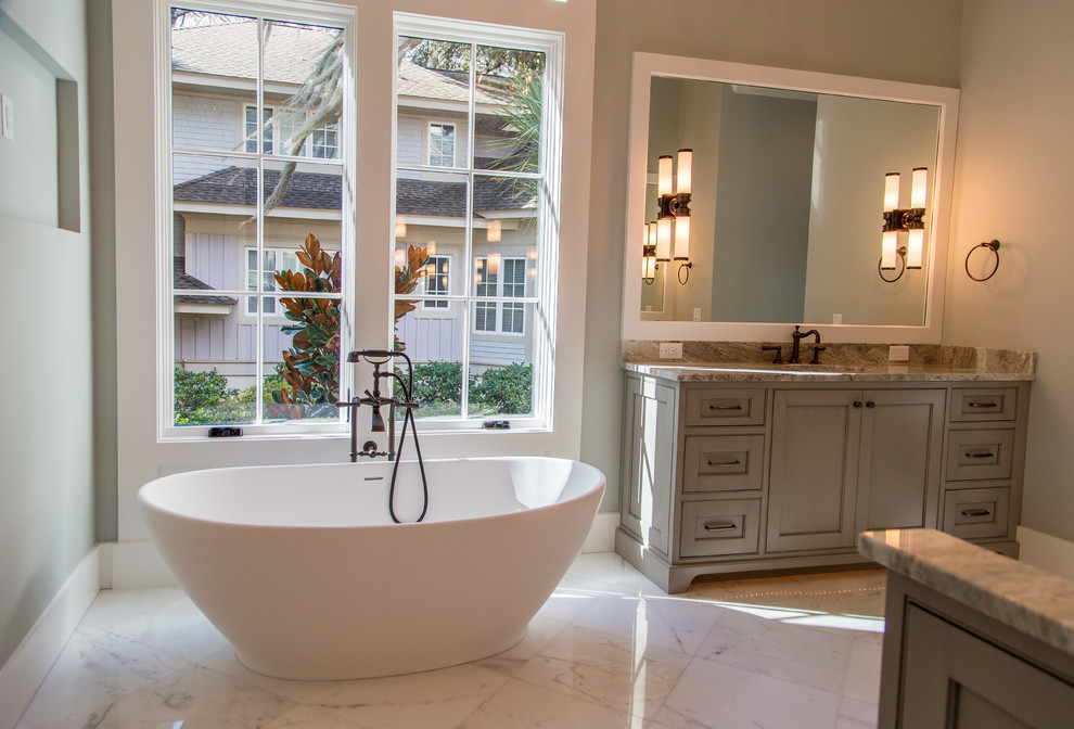 На фото: большая главная ванная комната с фасадами с декоративным кантом, серыми фасадами, отдельно стоящей ванной, душем в нише, белой плиткой, каменной плиткой, зелеными стенами, мраморным полом, врезной раковиной и столешницей из гранита с
