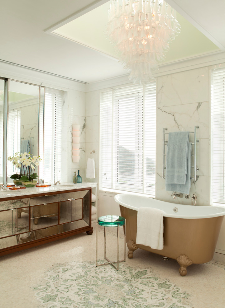 На фото: огромная главная ванная комната в стиле фьюжн с ванной на ножках, разноцветной плиткой, плиткой мозаикой, белыми стенами, полом из мозаичной плитки, мраморной столешницей и плоскими фасадами с