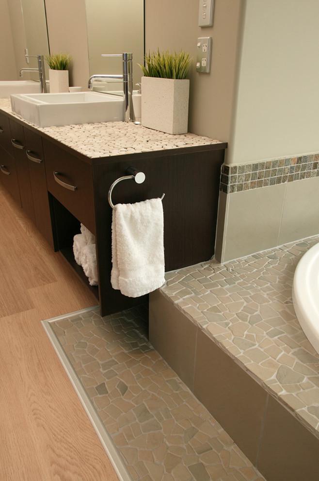 Cette image montre une salle de bain minimaliste avec une vasque.