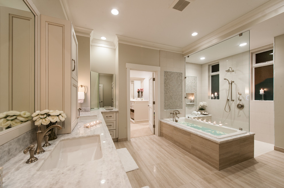 Ejemplo de cuarto de baño tradicional con lavabo bajoencimera, bañera encastrada, ducha abierta, baldosas y/o azulejos grises, paredes grises, ducha abierta y vestidor