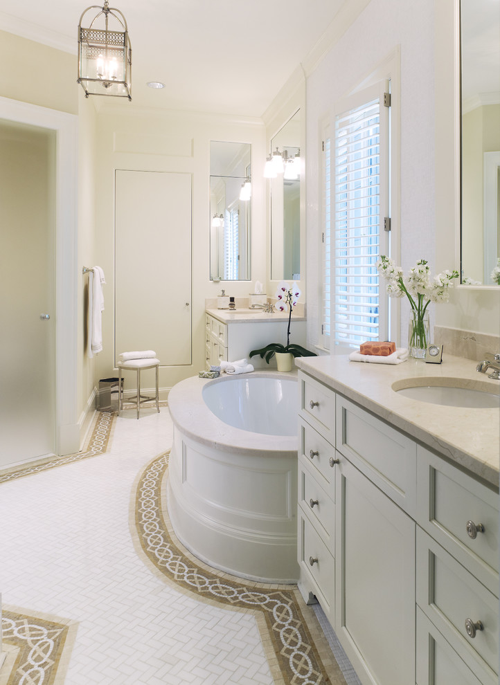 Источник вдохновения для домашнего уюта: ванная комната в средиземноморском стиле с фасадами с утопленной филенкой, полновстраиваемой ванной и белой плиткой