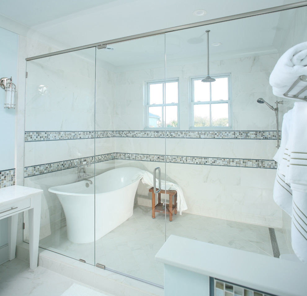 На фото: большая главная ванная комната в стиле неоклассика (современная классика) с белыми фасадами, отдельно стоящей ванной, душевой комнатой, разноцветной плиткой, белой плиткой, мраморной плиткой, белыми стенами, мраморным полом, белым полом, душем с распашными дверями и плоскими фасадами