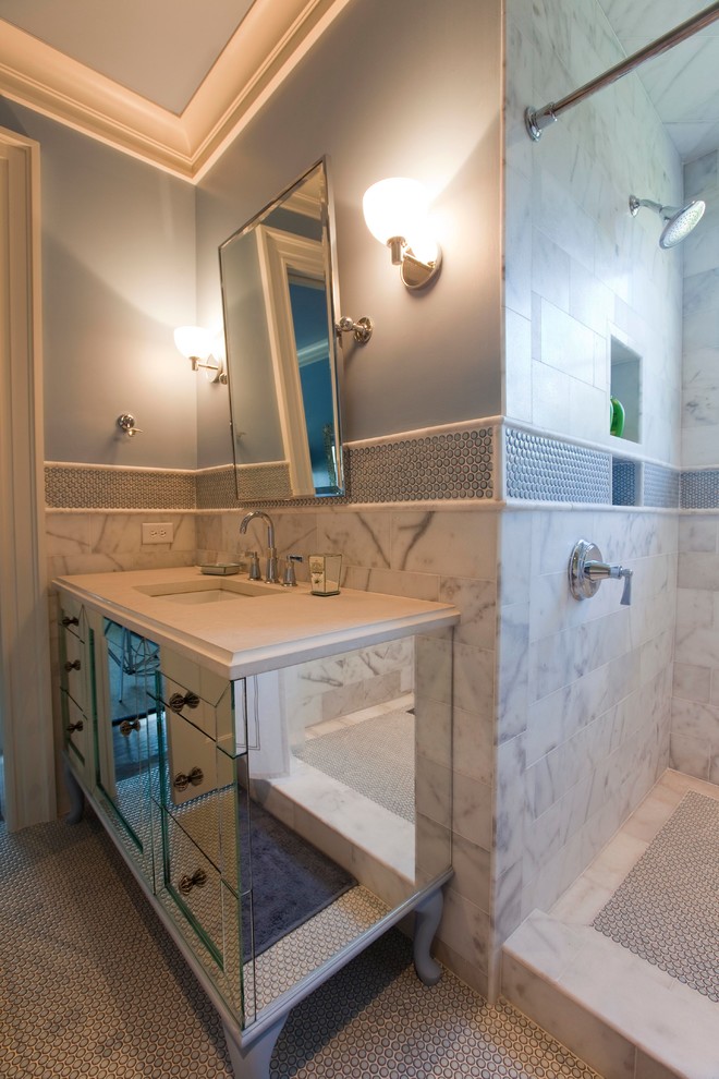 チャールストンにあるおしゃれな浴室 (ガラス扉のキャビネット、グレーのタイル、アンダーカウンター洗面器、シャワーカーテン、白い洗面カウンター) の写真