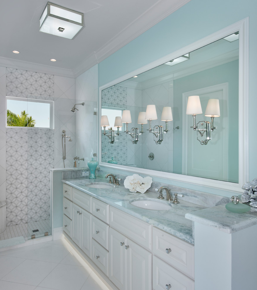 Пример оригинального дизайна: большая ванная комната в стиле неоклассика (современная классика) с фасадами с выступающей филенкой, белыми фасадами, открытым душем, белой плиткой, плиткой мозаикой, синими стенами, полом из керамогранита, врезной раковиной, столешницей из кварцита, белым полом, открытым душем, синей столешницей, тумбой под две раковины и встроенной тумбой