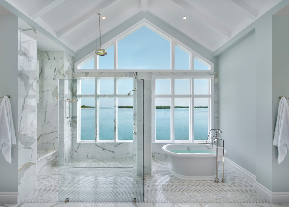 Пример оригинального дизайна: огромная главная ванная комната в стиле неоклассика (современная классика) с отдельно стоящей ванной, душем без бортиков, мраморной плиткой, синими стенами, мраморным полом, белым полом, открытым душем, сиденьем для душа и сводчатым потолком