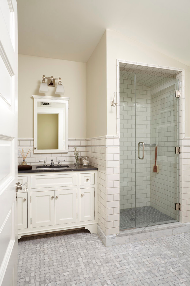 Klassisches Badezimmer mit Granit-Waschbecken/Waschtisch und Metrofliesen in Minneapolis