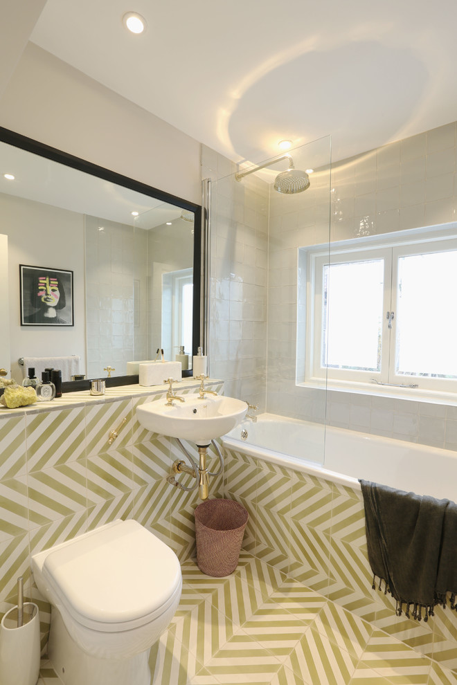 Foto de cuarto de baño principal clásico renovado pequeño con bañera encastrada, sanitario de una pieza, paredes beige, suelo de linóleo, lavabo suspendido y ducha abierta