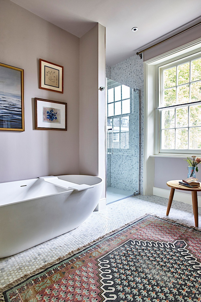 ロンドンにあるコンテンポラリースタイルのおしゃれなマスターバスルーム (置き型浴槽、ピンクの壁、大理石の床、開き戸のシャワー、洗面台1つ) の写真