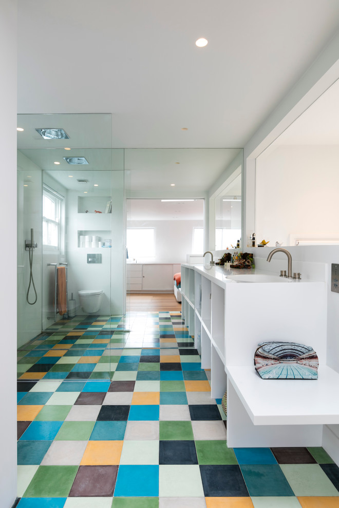 Immagine di una stanza da bagno contemporanea con doccia aperta