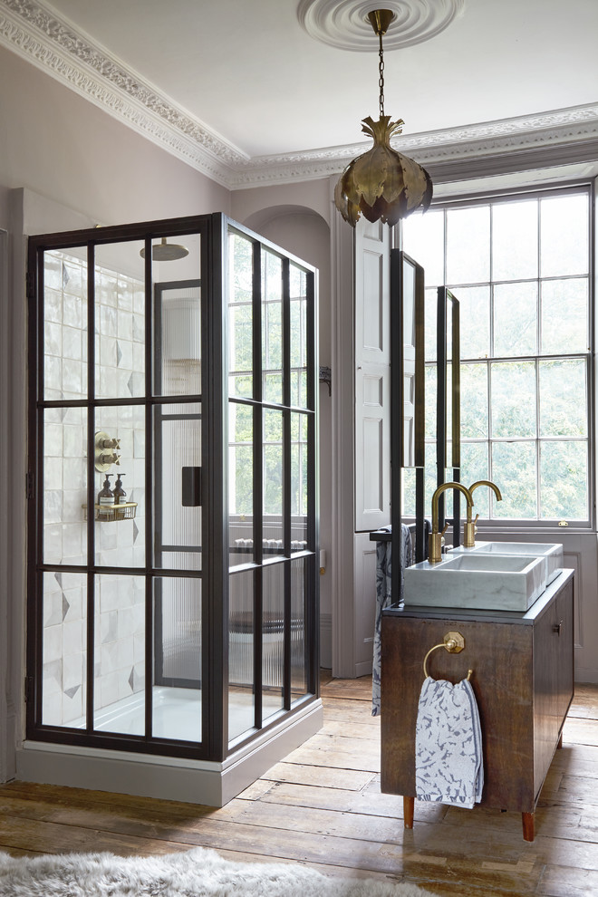 Idéer för ett stort klassiskt badrum, med ljust trägolv, ett fristående handfat, brunt golv och dusch med gångjärnsdörr