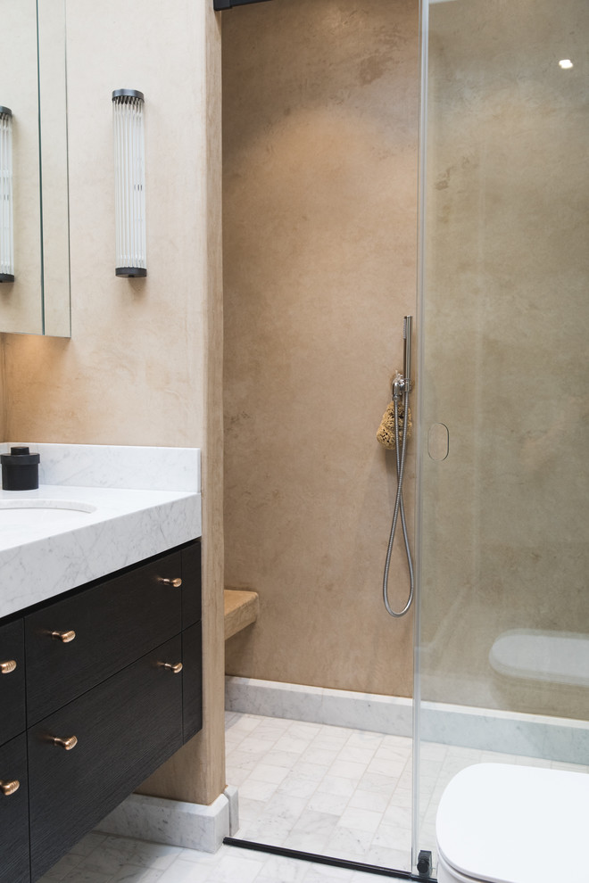 Idéer för ett mellanstort modernt badrum med dusch, med släta luckor, svarta skåp, en öppen dusch, en vägghängd toalettstol, bruna väggar, marmorgolv, ett integrerad handfat, marmorbänkskiva, vitt golv och dusch med skjutdörr