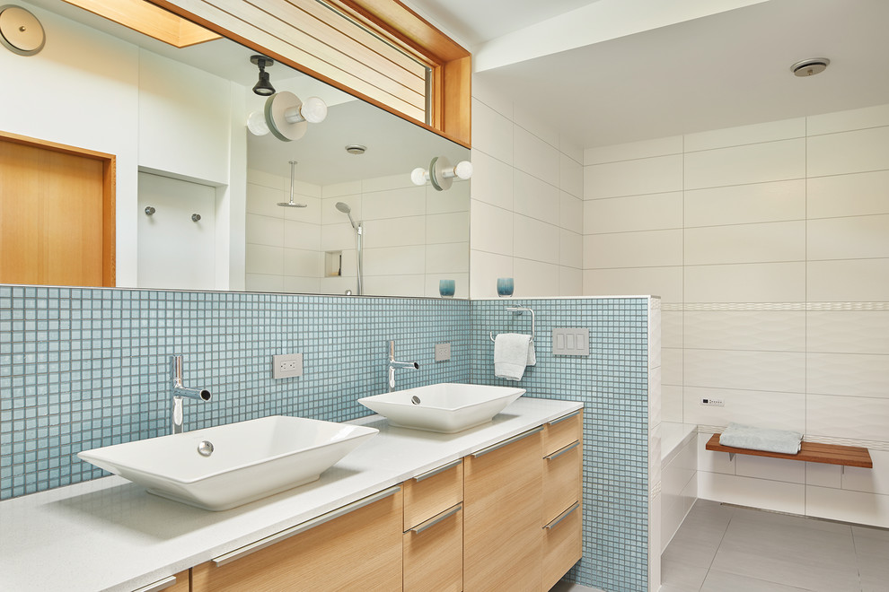 Immagine di una stanza da bagno con doccia design con ante lisce, ante in legno chiaro, doccia alcova, piastrelle blu, piastrelle bianche, pareti bianche, lavabo a bacinella, pavimento grigio e doccia aperta