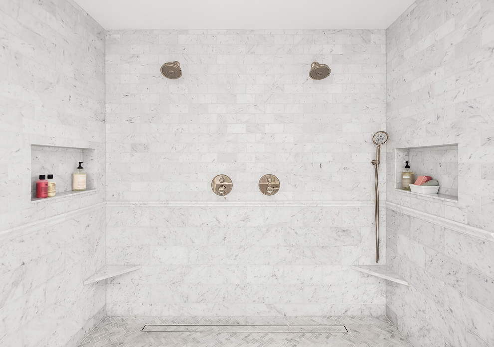 Источник вдохновения для домашнего уюта: огромная главная ванная комната в классическом стиле с фасадами островного типа, серыми фасадами, отдельно стоящей ванной, двойным душем, раздельным унитазом, серой плиткой, мраморной плиткой, серыми стенами, мраморным полом, врезной раковиной, столешницей из искусственного кварца, серым полом и душем с распашными дверями
