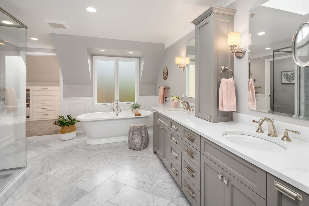 Inspiration för mycket stora klassiska badrum, med ett fristående badkar, en dubbeldusch, grå kakel, marmorkakel, marmorgolv, bänkskiva i kvarts, grått golv och dusch med gångjärnsdörr