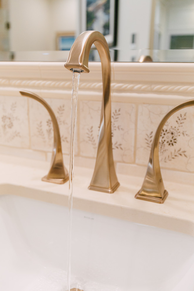 Foto de cuarto de baño principal bohemio grande con armarios estilo shaker, puertas de armario blancas, bañera encastrada sin remate, ducha doble, sanitario de dos piezas, baldosas y/o azulejos beige, baldosas y/o azulejos de terracota, paredes beige, suelo de baldosas de terracota, lavabo bajoencimera, encimera de cuarzo compacto, suelo beige, ducha con puerta con bisagras y encimeras beige