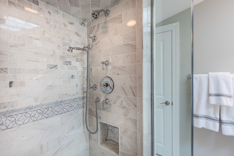 Diseño de cuarto de baño principal contemporáneo de tamaño medio con lavabo bajoencimera, armarios con paneles con relieve, puertas de armario de madera en tonos medios y baldosas y/o azulejos grises