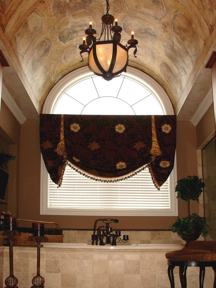 Großes Uriges Badezimmer En Suite mit Einbaubadewanne, beigen Fliesen, Steinfliesen, brauner Wandfarbe und Travertin in Cleveland