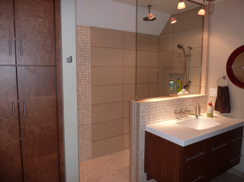 Idéer för ett mellanstort modernt badrum med dusch, med släta luckor, skåp i mörkt trä, en dusch i en alkov, beige kakel, porslinskakel, vita väggar, linoleumgolv, ett integrerad handfat, bänkskiva i akrylsten, flerfärgat golv och med dusch som är öppen
