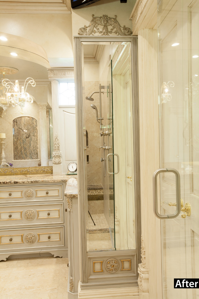 На фото: большая главная ванная комната в средиземноморском стиле с фасадами островного типа, серыми фасадами, столешницей из гранита, бежевой плиткой, керамической плиткой, бежевыми стенами и полом из керамической плитки