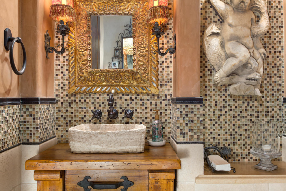 Пример оригинального дизайна: маленькая ванная комната в средиземноморском стиле с каменной плиткой, настольной раковиной и столешницей из дерева для на участке и в саду