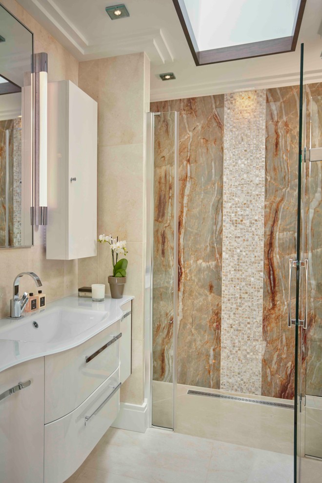 Idéer för ett litet modernt en-suite badrum, med vita skåp, ett platsbyggt badkar, en dubbeldusch, en vägghängd toalettstol, flerfärgad kakel, mosaik, beige väggar, marmorgolv, ett nedsänkt handfat och bänkskiva i glas
