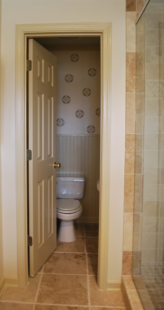 Ejemplo de cuarto de baño mediterráneo con lavabo bajoencimera, armarios estilo shaker, puertas de armario grises, baldosas y/o azulejos beige, paredes beige y suelo de travertino