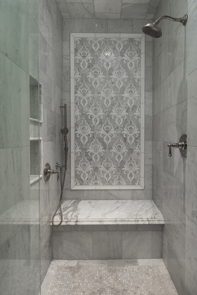 Idéer för ett mycket stort rustikt flerfärgad en-suite badrum, med luckor med infälld panel, grå skåp, ett platsbyggt badkar, en dusch i en alkov, en toalettstol med hel cisternkåpa, grå väggar, marmorgolv, ett fristående handfat, marmorbänkskiva, flerfärgat golv, dusch med gångjärnsdörr, grå kakel och marmorkakel