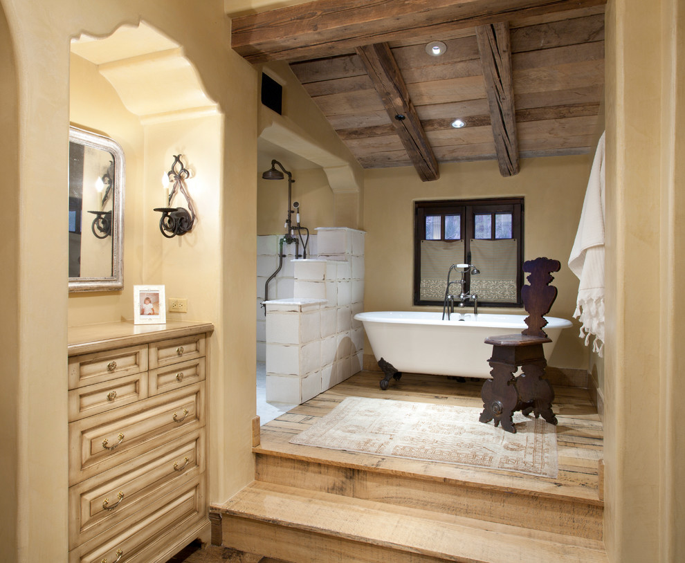 Пример оригинального дизайна: ванная комната в средиземноморском стиле с ванной на ножках