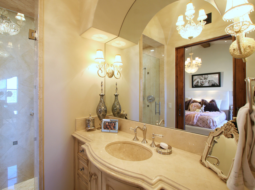 Cette photo montre une très grande salle de bain méditerranéenne pour enfant avec un placard en trompe-l'oeil, des portes de placard beiges, une douche à l'italienne, WC à poser, un carrelage beige, un carrelage de pierre, un mur beige, un sol en travertin, un lavabo posé et un plan de toilette en granite.