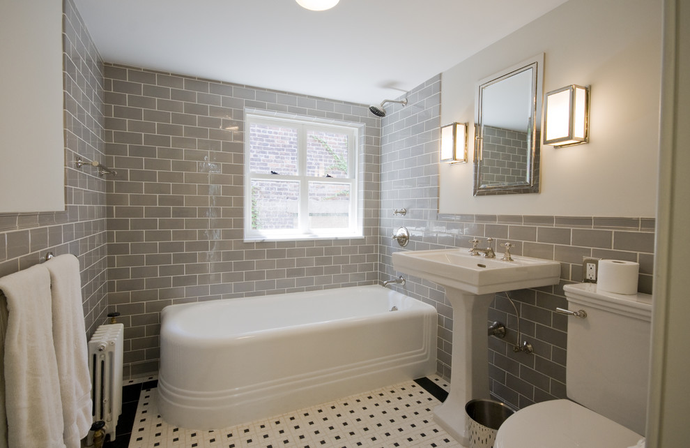 Idee per una stanza da bagno tradizionale con lavabo a colonna, piastrelle diamantate, vasca ad angolo e piastrelle grigie