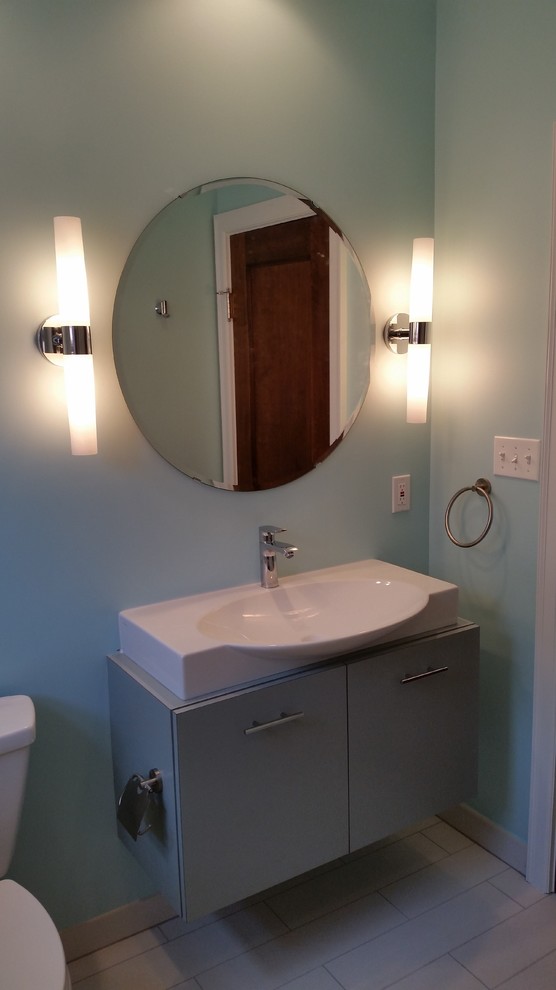 Ejemplo de cuarto de baño infantil clásico renovado de tamaño medio con lavabo sobreencimera, armarios con paneles lisos, combinación de ducha y bañera y suelo de baldosas de porcelana