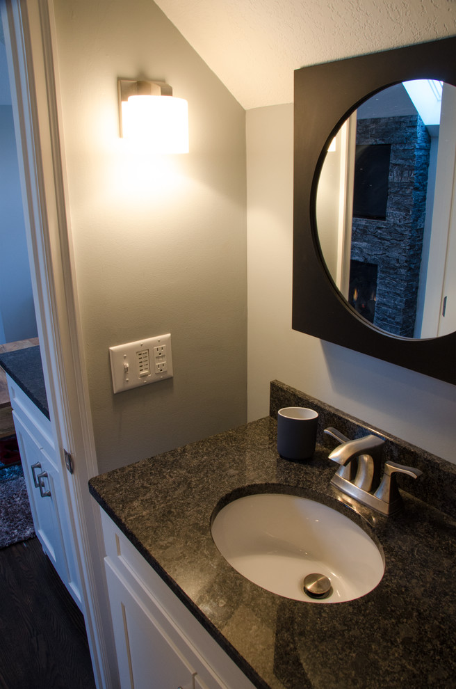 Foto di una piccola stanza da bagno minimalista con ante bianche, pareti grigie, lavabo sottopiano, top in granito, ante in stile shaker, parquet scuro e pavimento marrone