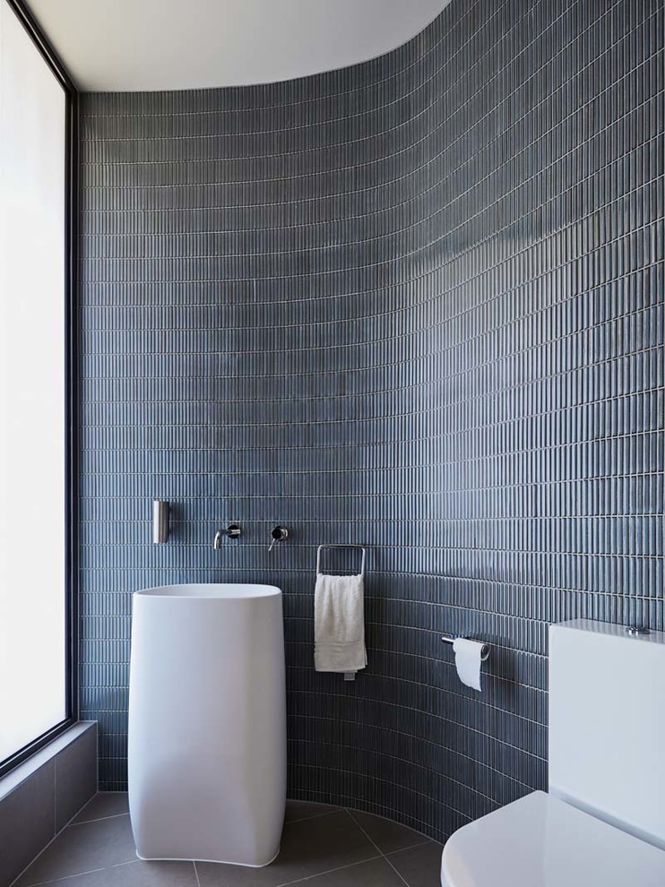 Aménagement d'une grande salle de bain contemporaine avec un carrelage gris, des carreaux de céramique et un mur bleu.