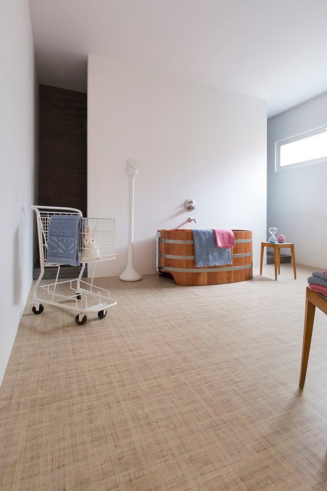 Immagine di una stanza da bagno per bambini contemporanea di medie dimensioni con vasca freestanding, pareti bianche e pavimento in linoleum