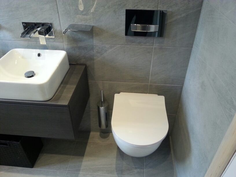 Ispirazione per una stanza da bagno per bambini contemporanea di medie dimensioni con lavabo sospeso, ante grigie, top in laminato, doccia aperta, WC sospeso, piastrelle grigie, piastrelle in gres porcellanato, pareti grigie e pavimento in gres porcellanato