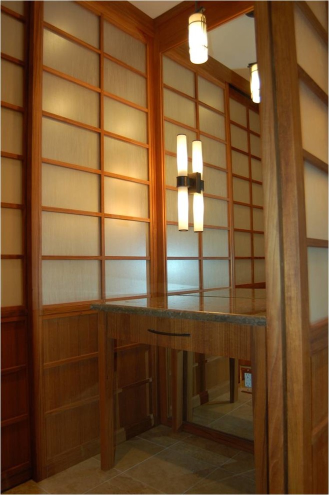 Inspiration pour une salle de bain principale asiatique en bois brun de taille moyenne avec un placard en trompe-l'oeil, un plan de toilette en marbre et un sol en travertin.