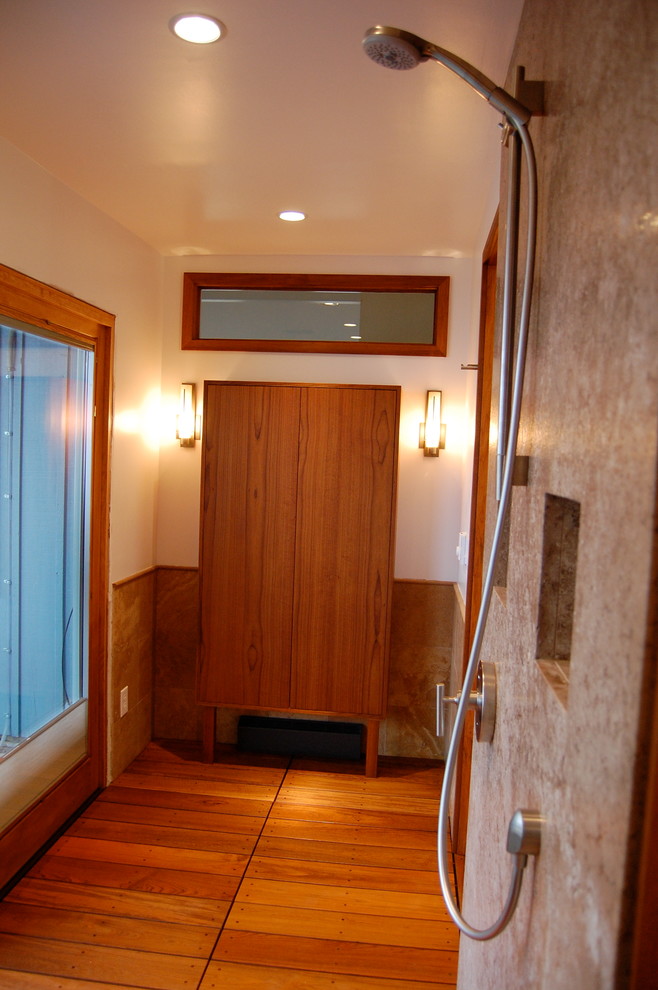 Immagine di una stanza da bagno padronale etnica di medie dimensioni con consolle stile comò, ante in legno scuro, top in marmo, vasca giapponese, doccia aperta e pavimento in legno massello medio