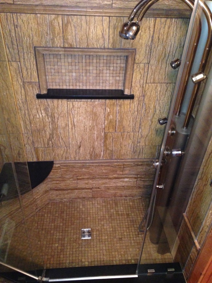 Bild på ett mellanstort rustikt en-suite badrum, med en dusch i en alkov, brun kakel, stenkakel och travertin golv