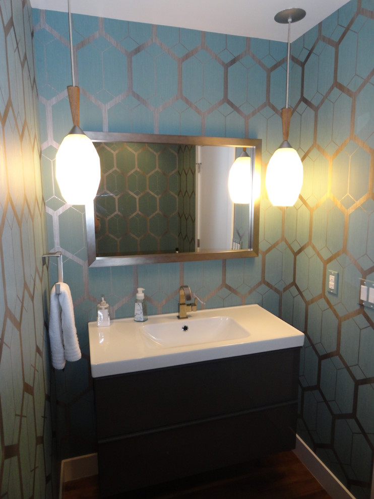 Inspiration för mellanstora moderna badrum, med ett integrerad handfat, släta luckor, bruna skåp, blå väggar och mellanmörkt trägolv