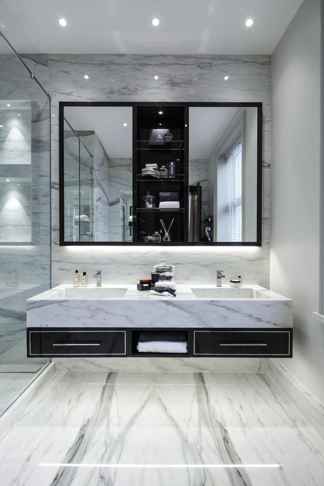 Exempel på ett modernt badrum, med marmorkakel och marmorgolv