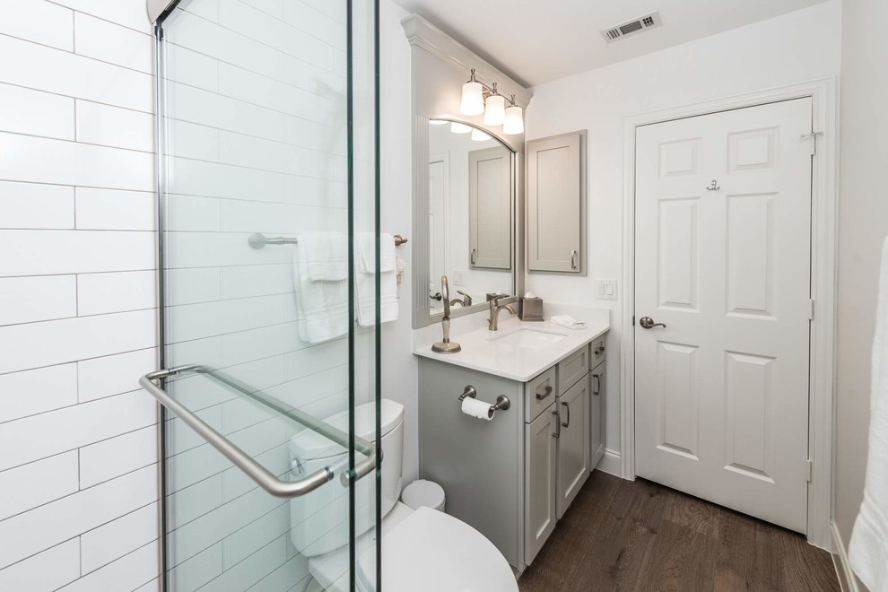 Inspiration för små moderna vitt badrum med dusch, med luckor med profilerade fronter, grå skåp, en dusch i en alkov, vit kakel, tunnelbanekakel, vita väggar, mellanmörkt trägolv, ett undermonterad handfat, bänkskiva i kvartsit, brunt golv och med dusch som är öppen