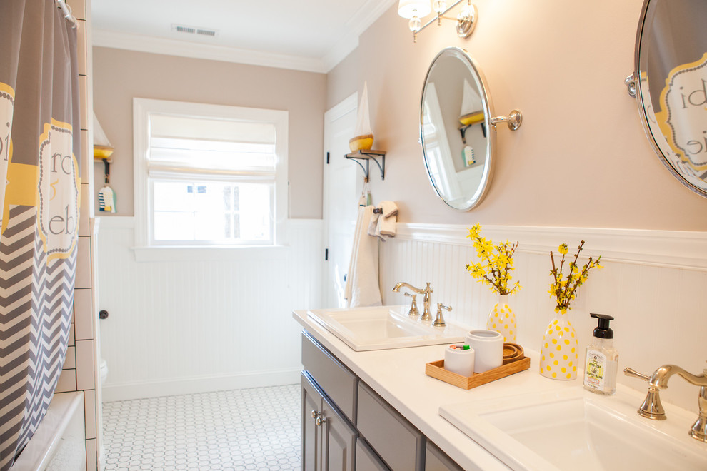 Bild på ett vintage badrum, med luckor med upphöjd panel, grå skåp, ett badkar i en alkov, en dusch/badkar-kombination, vit kakel, beige väggar, klinkergolv i keramik, ett nedsänkt handfat och dusch med duschdraperi
