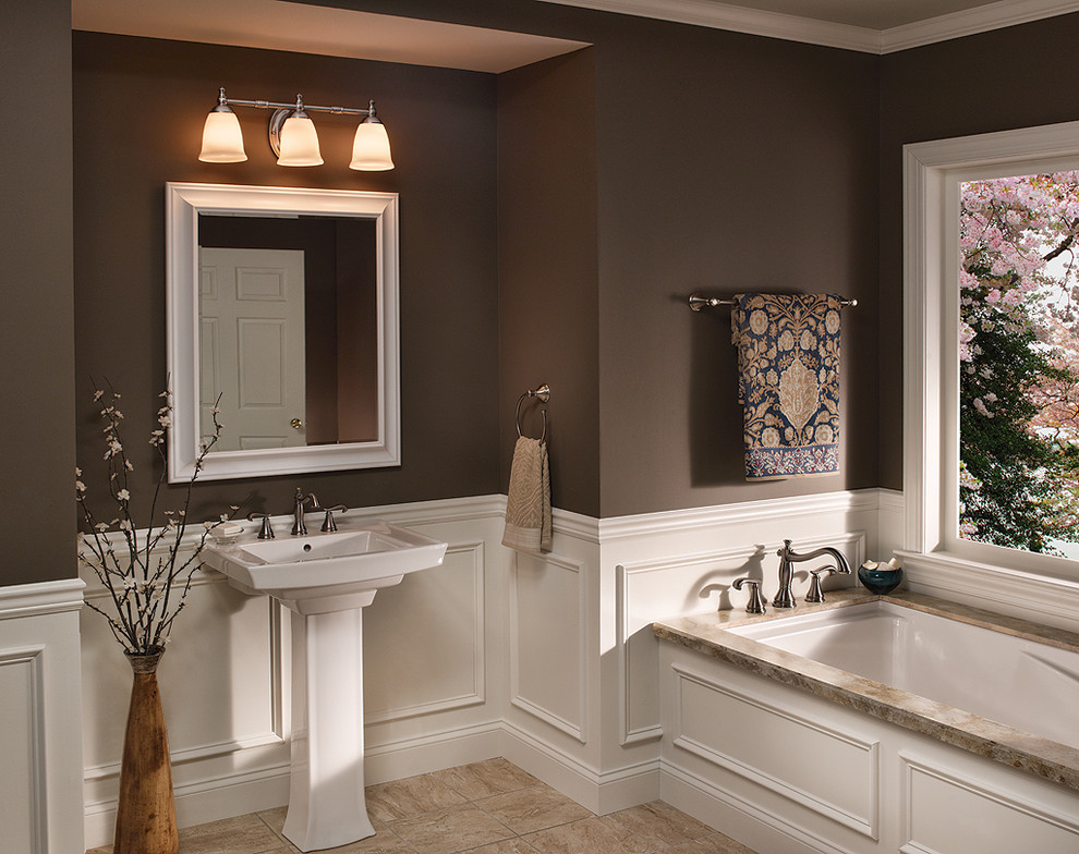 Источник вдохновения для домашнего уюта: главная ванная комната среднего размера в классическом стиле с угловой ванной, коричневыми стенами и консольной раковиной
