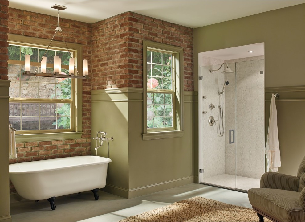 Idéer för mellanstora vintage en-suite badrum, med ett badkar med tassar, en kantlös dusch och flerfärgade väggar