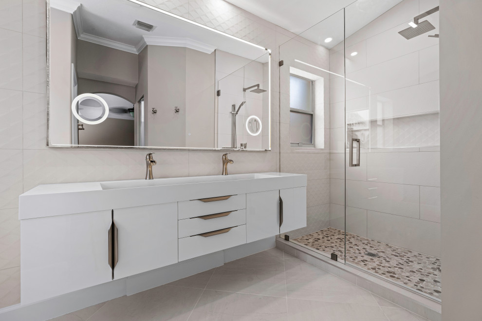 Exempel på ett mellanstort modernt vit vitt en-suite badrum, med släta luckor, vita skåp, en öppen dusch, en toalettstol med hel cisternkåpa, beige kakel, porslinskakel, grå väggar, klinkergolv i porslin, ett avlångt handfat, bänkskiva i kvartsit, grått golv och dusch med gångjärnsdörr