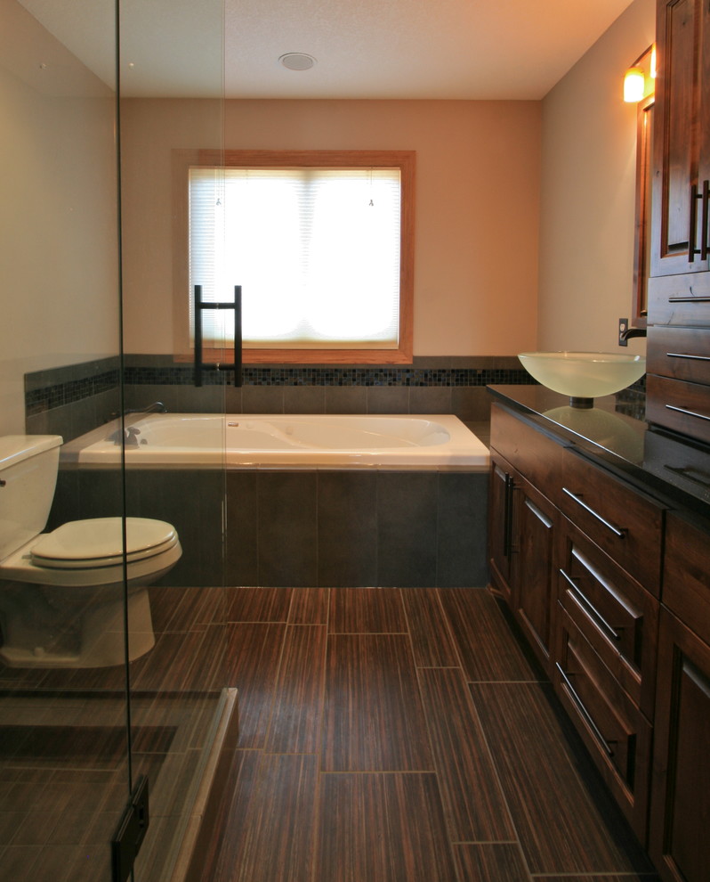 Inspiration pour une salle de bain design de taille moyenne avec une vasque, un plan de toilette en granite, une douche d'angle et un carrelage multicolore.