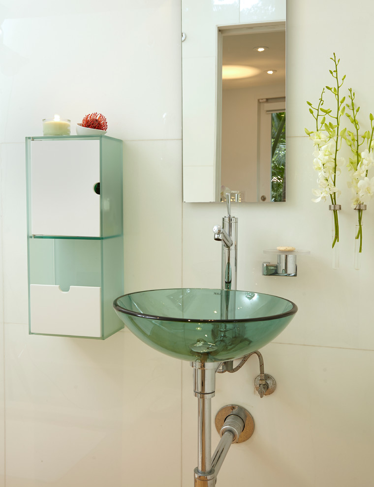 Idéer för ett mellanstort modernt badrum med dusch, med ett väggmonterat handfat, öppna hyllor, bänkskiva i glas, ett platsbyggt badkar, en dusch/badkar-kombination, en toalettstol med hel cisternkåpa, vit kakel, vita väggar och ljust trägolv