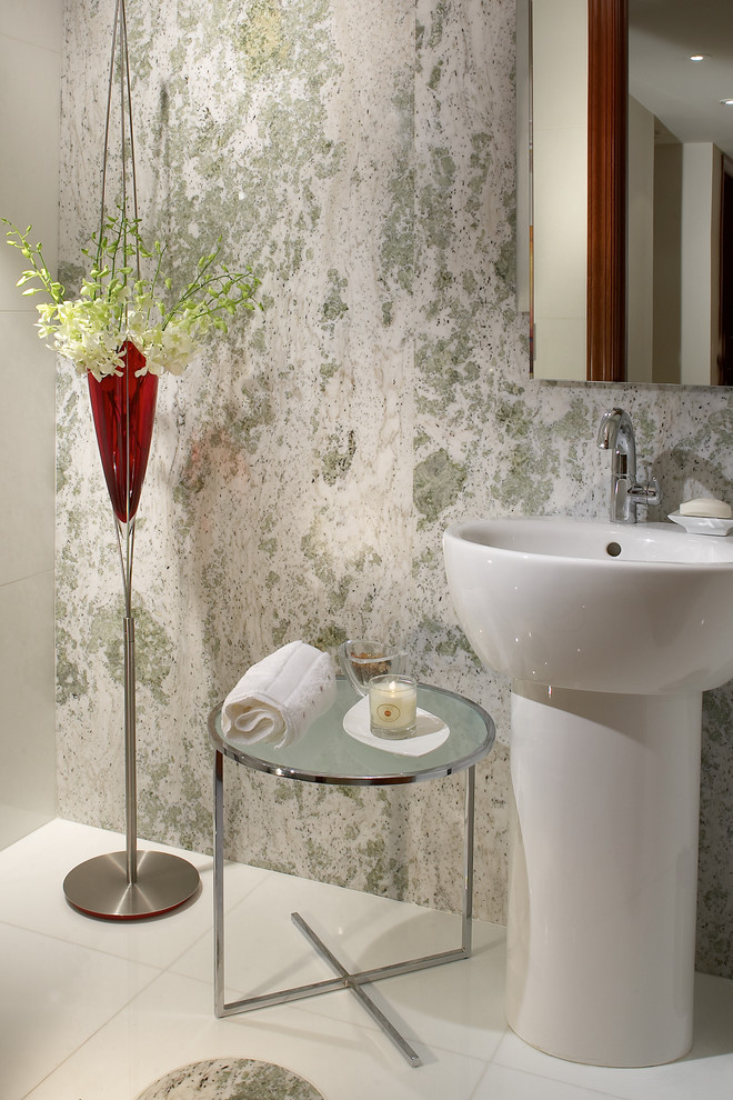 Exempel på ett mellanstort modernt badrum med dusch, med en toalettstol med hel cisternkåpa, stenhäll, flerfärgade väggar, marmorgolv, ett piedestal handfat, vitt golv och flerfärgad kakel